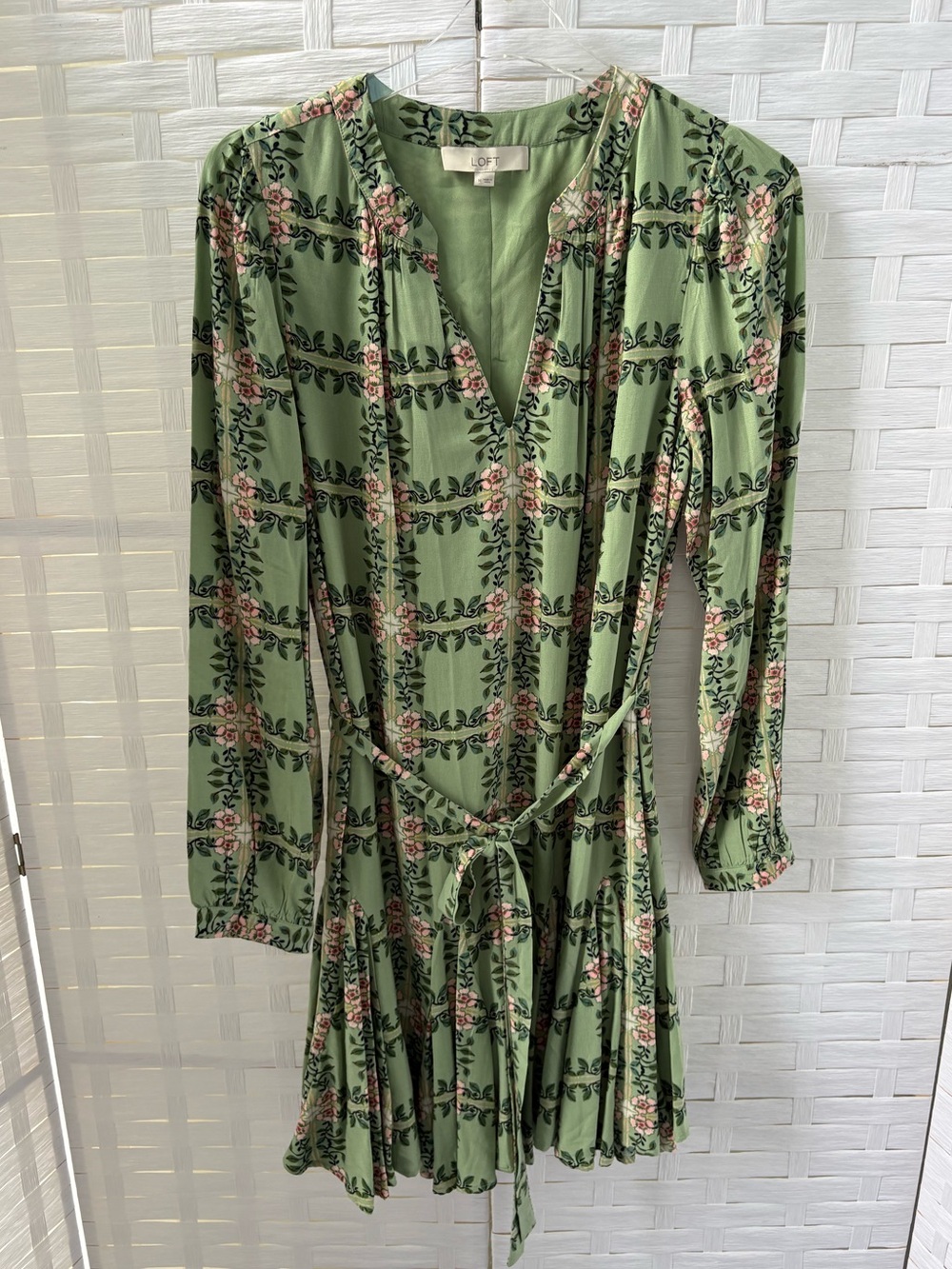 LOFT Size M Green Floral Long-Sleeve Tie-Waist Dress Flowy V Neck Church Wedding